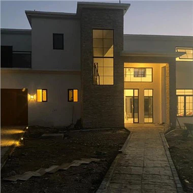 سیاہ ایلومینیم کے دروازے اور کھڑکیاں